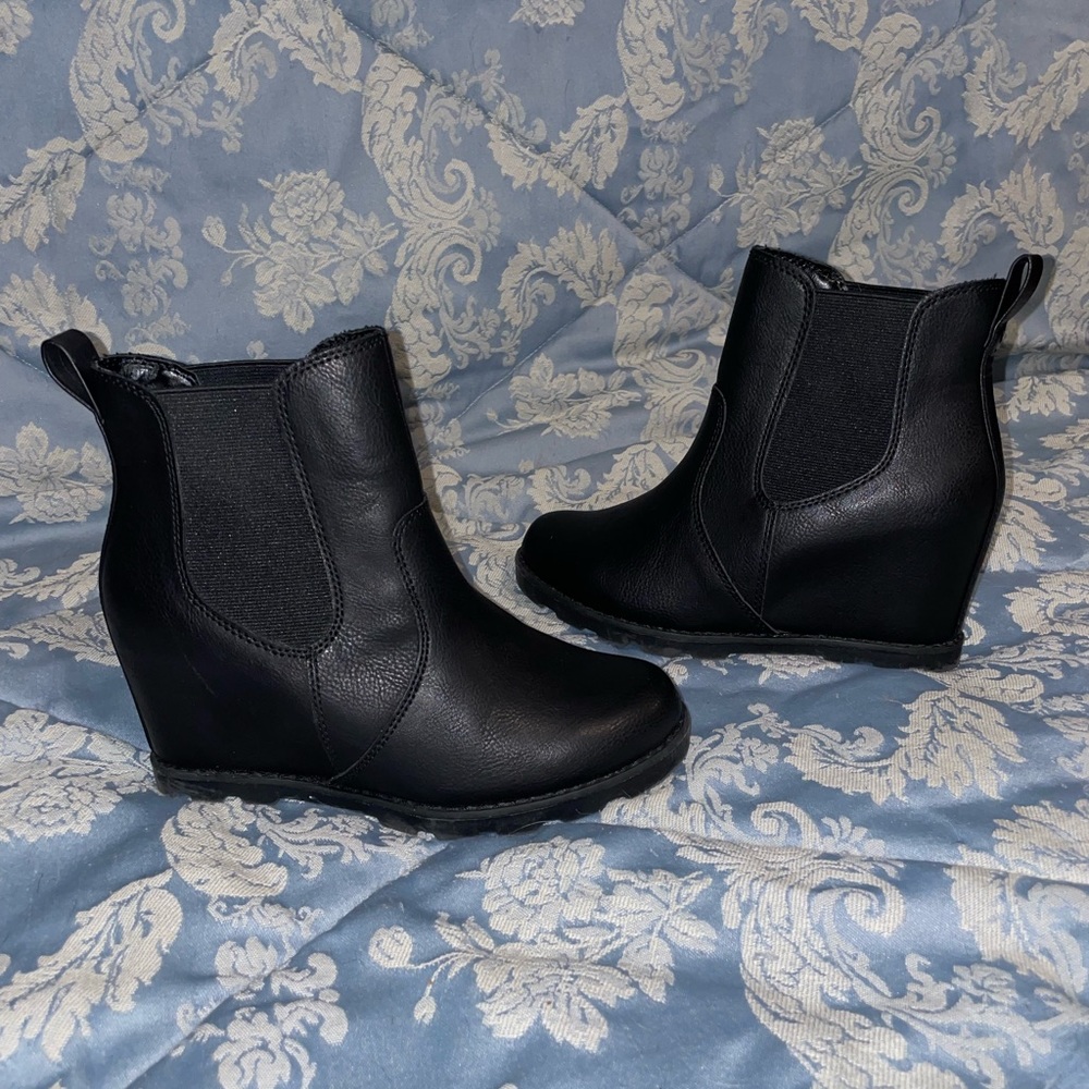 LIKE NEW Universal Thread size 6 black leather wedge pull-on booties boots